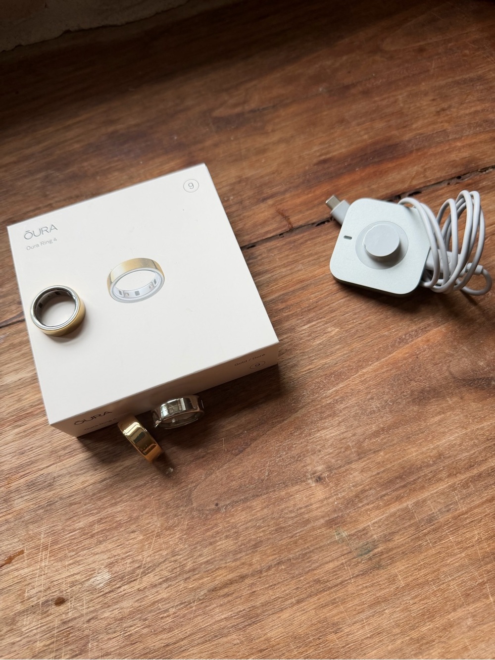 Oura Ring 4 Gold with Charger